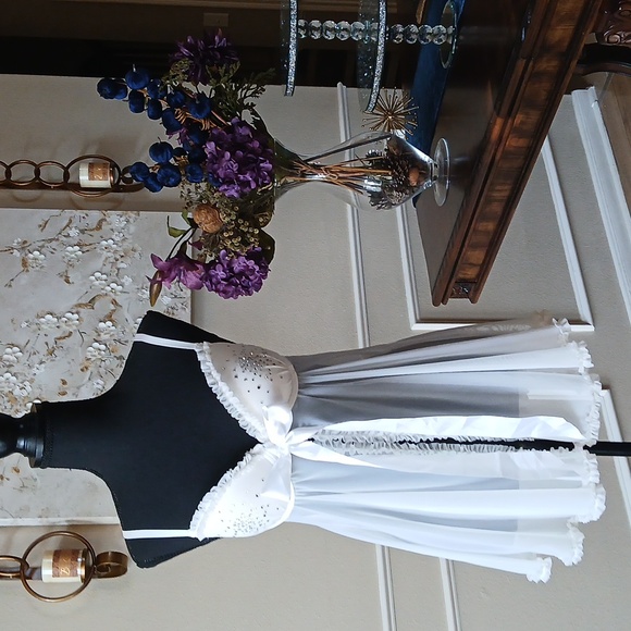 Victoria's Secret White Embellished Babydoll Nightie. Size 36C - Picture 10 of 17